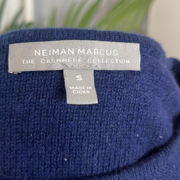 Neiman Marcus The Cashmere Collection/ Sweater - Picture 7 of 8